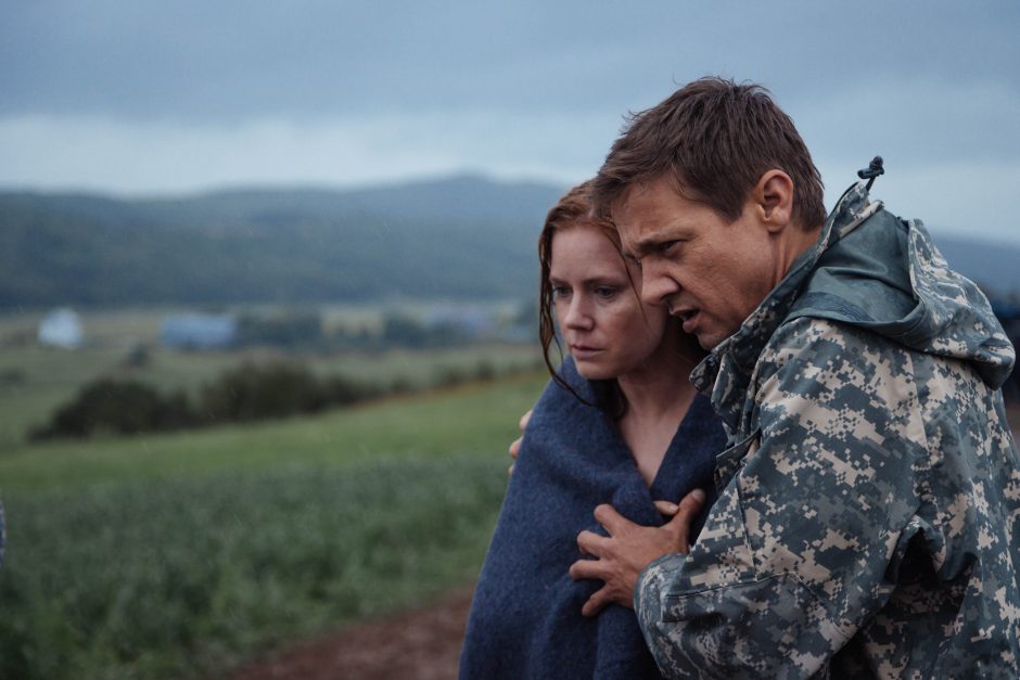 Louise Banks (Amy Adams) and Ian Donnelly (Jeremy Renner) in ARRIVAL